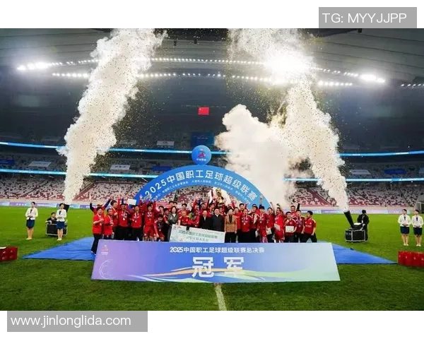 足球盛宴:明星球员与综艺节目碰撞的精彩瞬间与背后故事